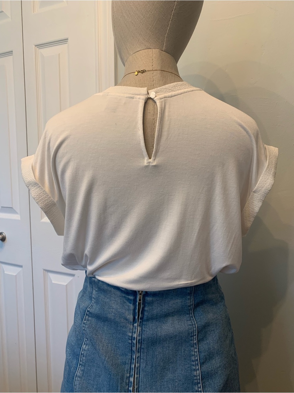 RW&Co Textured White Short Sleeve Top